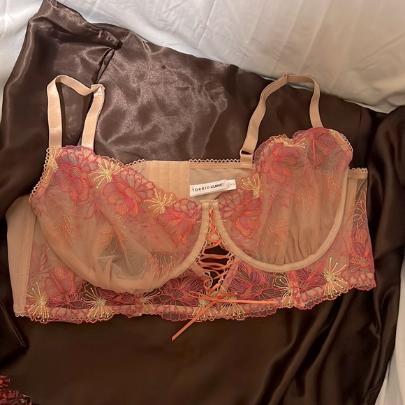 Torrid curve bralette size 2 like new. I put it on and took it off. - Picture 1 of 1
